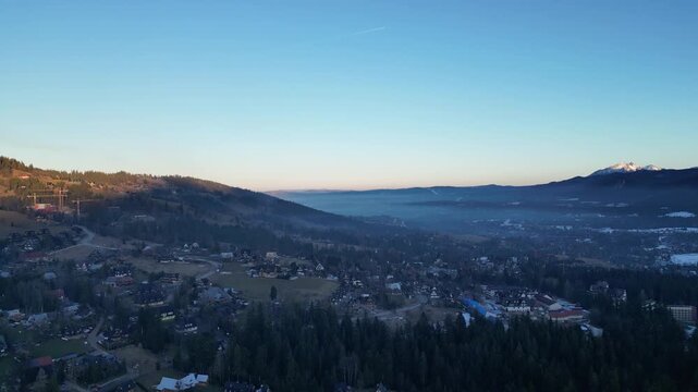 Kościelisko - Polska - panorama Tatr nagrana dronem podczas zachodu słońca zimą
