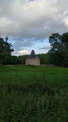 B&acirc;timent en pierre isol&eacute; dans un paysage rural