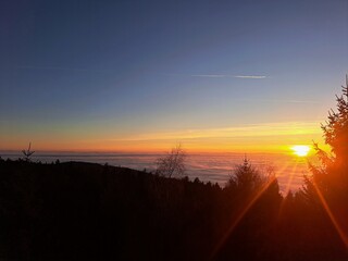 Sonnen&uuml;bergang im Gebirge &uuml;ber den Wolken