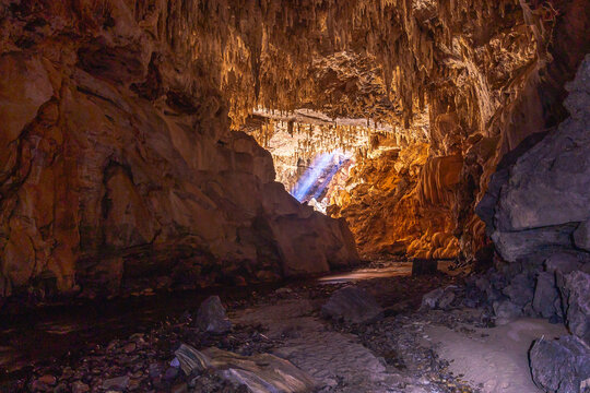 feixe de luz em caverna na cidade de S&atilde;o Domingos, Estado de Goi&aacute;s, regi&atilde;o de Terra Ronca, Brasil