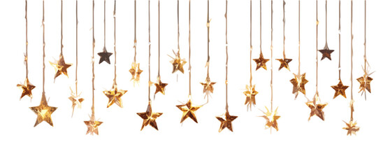 Guirnalda de luces LED doradas con formas de estrellas colgantes sobre fondo blanco transparente.
