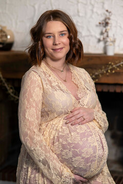 Portrait d'une future maman enceinte jolie et fatigu&eacute;e avant d'accoucher