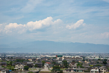 夏の山梨県南アルプス市の街並み