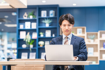 オフィスで働く若いビジネスマン