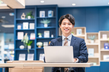 オフィスで働く若いビジネスマン