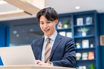 Fototapeta premium オフィスで働く若いビジネスマン