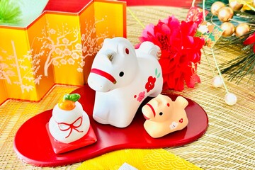 午年の年賀状素材と金屏風