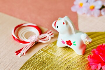 午年の年賀状素材と可愛い白馬