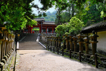 春日大社の慶賀門と石灯篭　奈良県