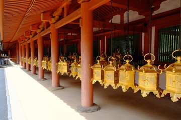 春日大社の東回廊と釣り灯籠　奈良県
