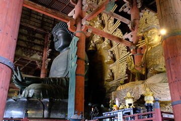 東大寺の大仏と如意輪観音像　奈良県
