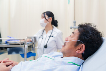 Fototapeta premium 病棟で入院患者のケアをする医療従事者の女性