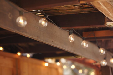 店先を飾る電球