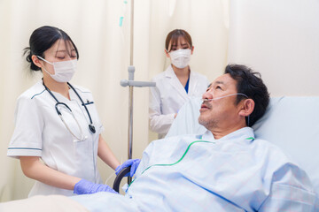 Obraz premium 入院患者の問診をするドクターと看護師