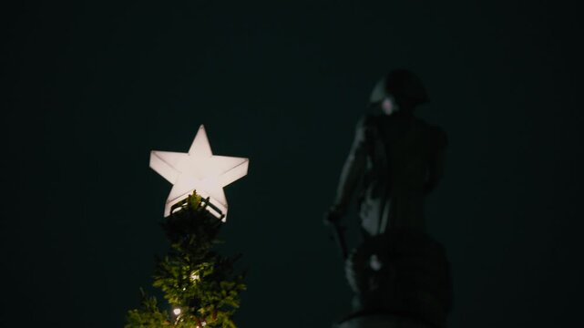Illuminated Christmas Tree Topper, Glowing Star Decoration, Festive Lights, Admiral Nelson&rsquo;s Column, Trafalgar Square, Central London, Westminster, England, UK