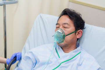 病棟で人工呼吸器をつけた高齢男性