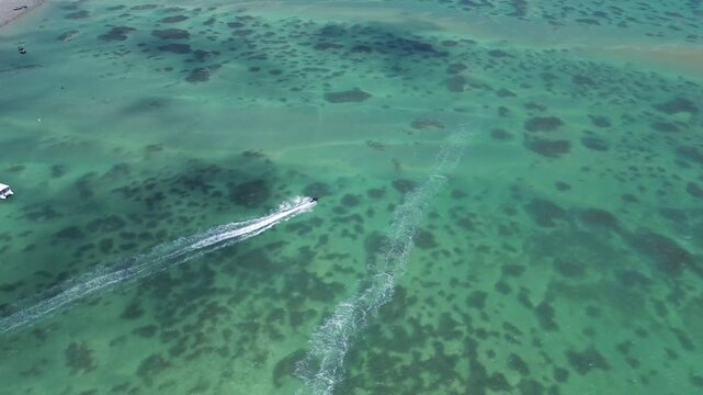VER&Atilde;O EM CABEDELO EM AREIA VERMELHA 2026, MAR LINDA E BEM AZUL COM JET SKIR, BARCOS, LOTADO DE BARCOS E O MAR MUITO AZUL LINDO DE SE VER (Summer in Cabedelo, Areia Vermelha 2026, beautiful and very b)