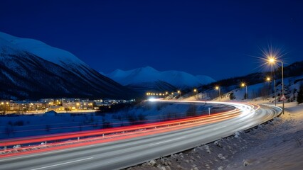 雪山の谷を走る夜の道路風景