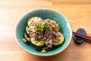 ズッキーニと豚ひき肉の塩こうじ炒め