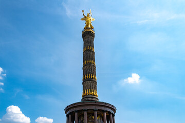 Naklejka premium Berlin monument shines in sunlight. Berlin monument stands as a symbol. Berlin monument represents German pride. Berlin monument attracts visitors daily.