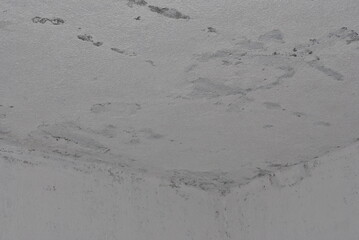 Wall preparation: Deep cleaning surfaces and ceilings with a broom before painting in home renovation project