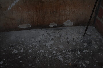 Wall preparation: Deep cleaning surfaces and ceilings with a broom before painting in home renovation project