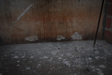 Wall preparation: Deep cleaning surfaces and ceilings with a broom before painting in home renovation project