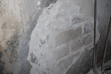 Wall preparation: Deep cleaning surfaces and ceilings with a broom before painting in home renovation project