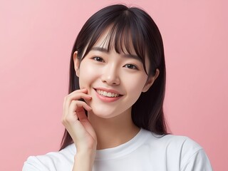 ナチュラルな笑顔のアジア人の女性イメージ、ピンク背景