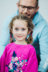 Gl&uuml;ckliche junge Tochter mit ihrem Vater