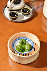 Shrimp dumplings in a bamboo basket (Spinach dumplings)