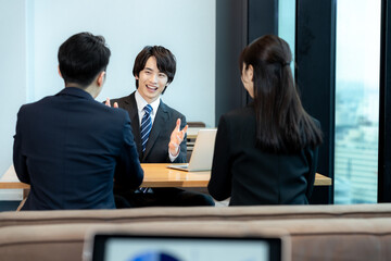 打ち合わせするビジネスパーソン