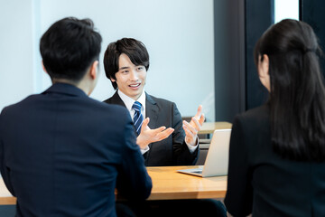 打ち合わせするビジネスパーソン