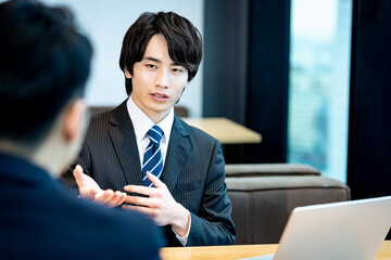 打ち合わせするビジネスパーソン