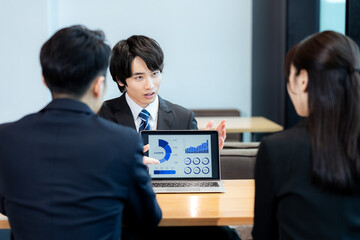 打ち合わせするビジネスパーソン