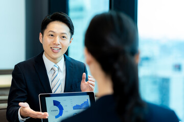 打ち合わせするビジネスパーソン