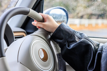 20代 女性 車 運転 顔なし イメージ