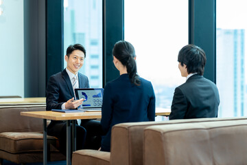 打ち合わせするビジネスパーソン