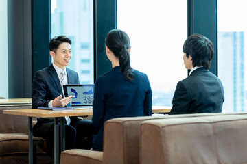 打ち合わせするビジネスパーソン