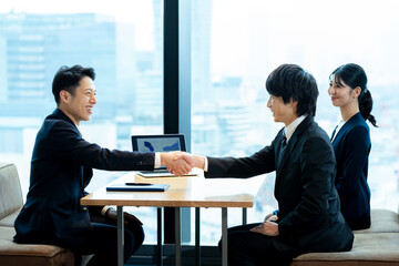 握手するビジネスマン