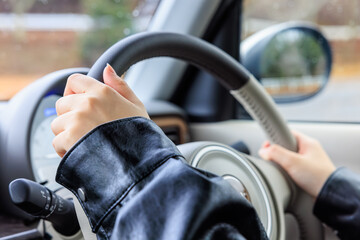 20代 女性 車 運転 顔なし イメージ