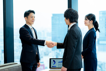 握手するビジネスマン
