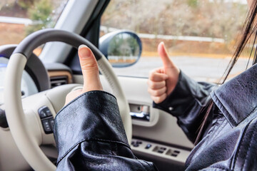 20代 女性 車 運転 顔なし イメージ