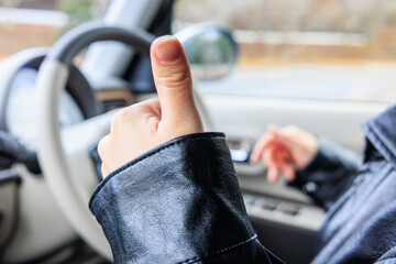 20代 女性 車 運転 顔なし イメージ