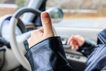 20代 女性 車 運転 顔なし イメージ