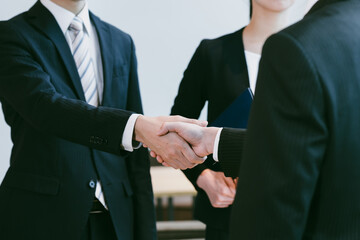 握手するビジネスマン