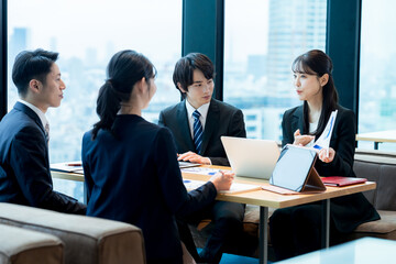 ミーティングするビジネスパーソン