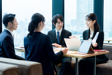 ミーティングするビジネスパーソン