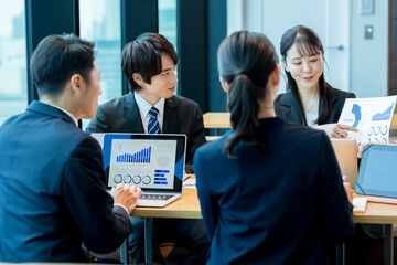 ミーティングするビジネスパーソン