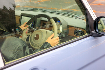 20代 女性 車 運転 顔なし イメージ